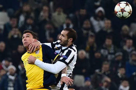 Chiellini affronta Mandzukic senza paura. Afp